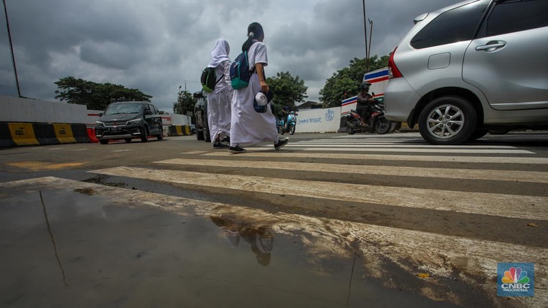 Kendaraan melintas saat penerapan rekayasa lalu lintas di kawasan Manggarai, Jakarta, Senin (10/2/2025). (վ/Faisal Rahman)