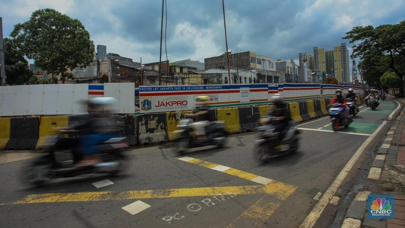Kendaraan melintas saat penerapan rekayasa lalu lintas di kawasan Manggarai, Jakarta, Senin (10/2/2025). (վ/Faisal Rahman)