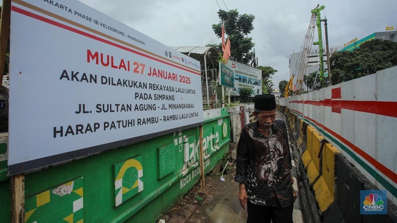 Kendaraan melintas saat penerapan rekayasa lalu lintas di kawasan Manggarai, Jakarta, Senin (10/2/2025). (վ/Faisal Rahman)