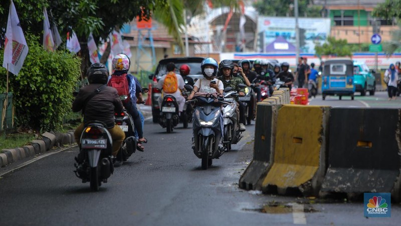 Kendaraan melintas saat penerapan rekayasa lalu lintas di kawasan Manggarai, Jakarta, Senin (10/2/2025). (վ/Faisal Rahman)