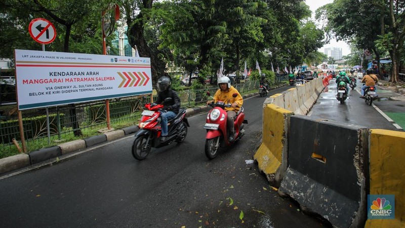 Kendaraan melintas saat penerapan rekayasa lalu lintas di kawasan Manggarai, Jakarta, Senin (10/2/2025). (վ/Faisal Rahman)
