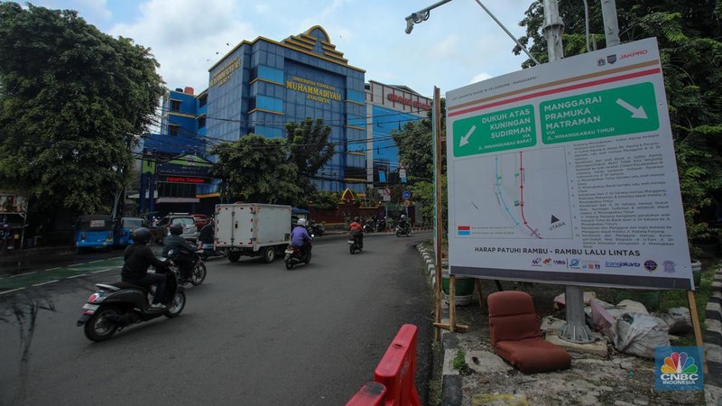 Kendaraan melintas saat penerapan rekayasa lalu lintas di kawasan Manggarai, Jakarta, Senin (10/2/2025). (վ/Faisal Rahman)