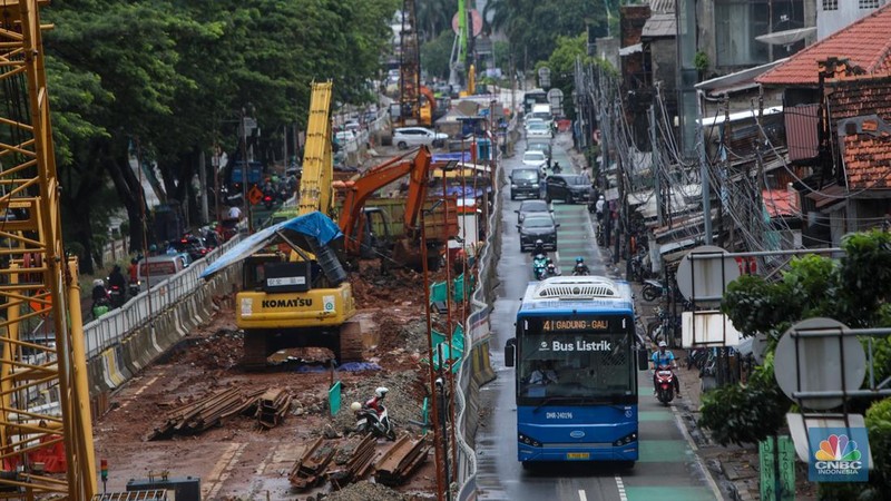 Kendaraan melintas saat penerapan rekayasa lalu lintas di kawasan Manggarai, Jakarta, Senin (10/2/2025). (վ/Faisal Rahman)