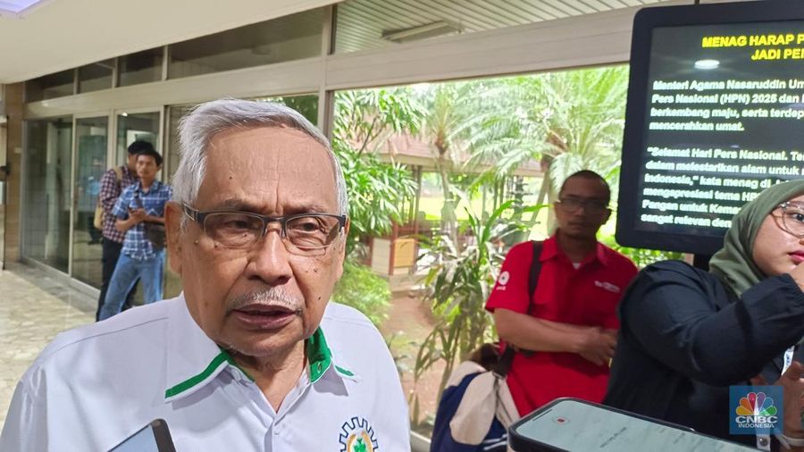 Ketua Umum Perpadi, Sutarto Alimoeso saat ditemui di kantor Kementan, Jakarta, Senin (10/2/2025). (CNBC Indonesia/Martyasari Rizky)