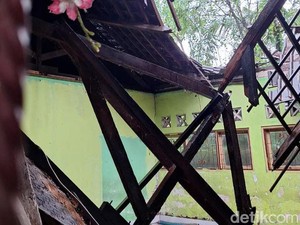 Atap SD di Lombok Timur Ambruk gegara Hujan Angin, Siswa Belajar di Dapur-UKS