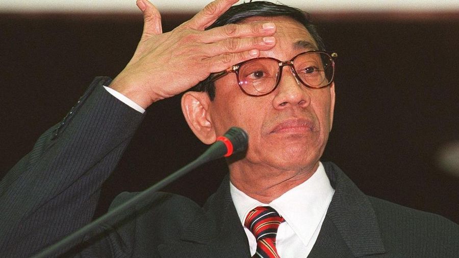 Mantan Menteri Keuangan Indonesia, Mar'ie Muhammad. (Photo by AGUS WAHYUDI / AFP/File Foto)