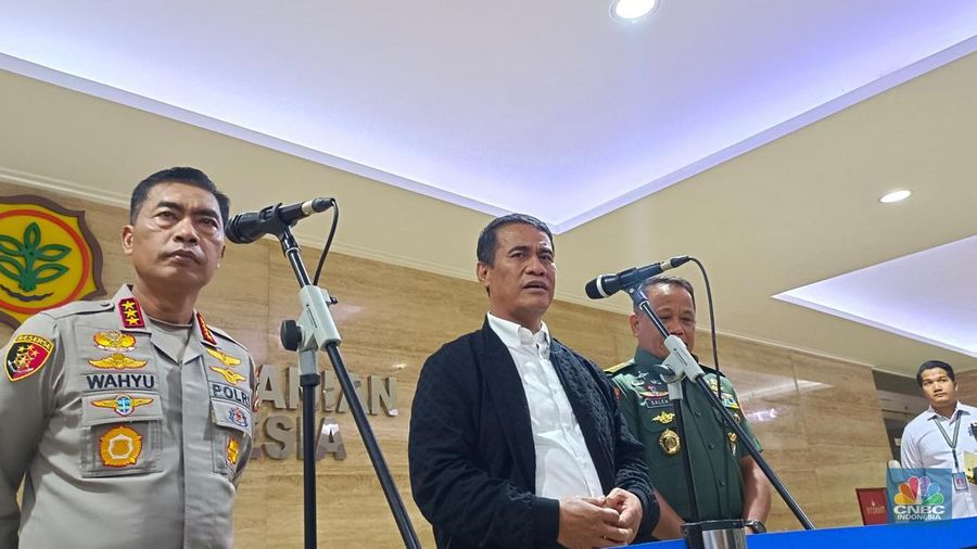 Menteri Pertanian Amran Sulaiman saat Konferensi Pers di kantor Kementan, Jakarta, Senin (10/2/2025). (CNBC Indonesia/Martyasari Rizky)