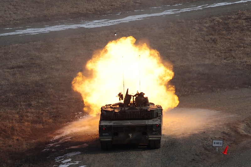 Militer Korea Selatan dan Amerika menggelar latihan tembak bersama. Mereka menampilkan lebih dari 100 peralatan militer seperti tank K1A2 Korea Selatan dan jet A-10 Amerika. (REUTERS/Kim Hong-Ji)