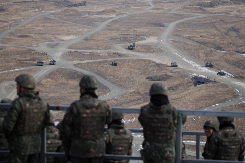 Militer Korea Selatan dan Amerika menggelar latihan tembak bersama. Mereka menampilkan lebih dari 100 peralatan militer seperti tank K1A2 Korea Selatan dan jet A-10 Amerika. (REUTERS/Kim Hong-Ji)