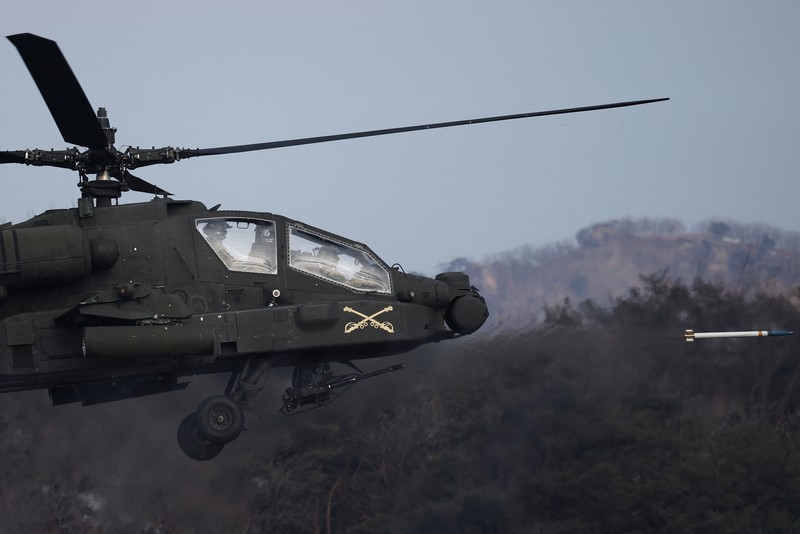 Militer Korea Selatan dan Amerika menggelar latihan tembak bersama. Mereka menampilkan lebih dari 100 peralatan militer seperti tank K1A2 Korea Selatan dan jet A-10 Amerika. (REUTERS/Kim Hong-Ji)