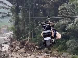 Video: Motor Nyeberang Sungai Pakai Tali Bak Flying Fox di Pekalongan
