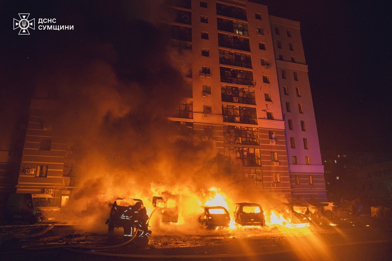 Petugas pemadam kebakaran bekerja di lokasi pemukiman yang terkena serangan pesawat tak berawak Rusia, di tengah serangan Rusia terhadap Ukraina, di Sumy, Ukraina, dalam gambar selebaran yang dirilis pada 10 Februari 2025. (Press service of the State Emergency Service of Ukraine in Sumy region/Handout via REUTERS)