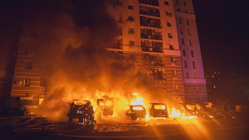 Petugas pemadam kebakaran bekerja di lokasi pemukiman yang terkena serangan pesawat tak berawak Rusia, di tengah serangan Rusia terhadap Ukraina, di Sumy, Ukraina, dalam gambar selebaran yang dirilis pada 10 Februari 2025. (Press service of the State Emergency Service of Ukraine in Sumy region/Handout via REUTERS)