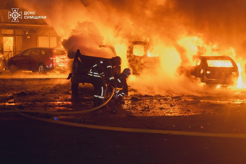 Petugas pemadam kebakaran bekerja di lokasi pemukiman yang terkena serangan pesawat tak berawak Rusia, di tengah serangan Rusia terhadap Ukraina, di Sumy, Ukraina, dalam gambar selebaran yang dirilis pada 10 Februari 2025. Petugas pemadam kebakaran bekerja di lokasi pemukiman yang terkena serangan pesawat tak berawak Rusia, di tengah serangan Rusia terhadap Ukraina, di Sumy, Ukraina, dalam gambar selebaran yang dirilis pada 10 Februari 2025. (Press service of the State Emergency Service of Ukraine in Sumy region/Handout via REUTERS)