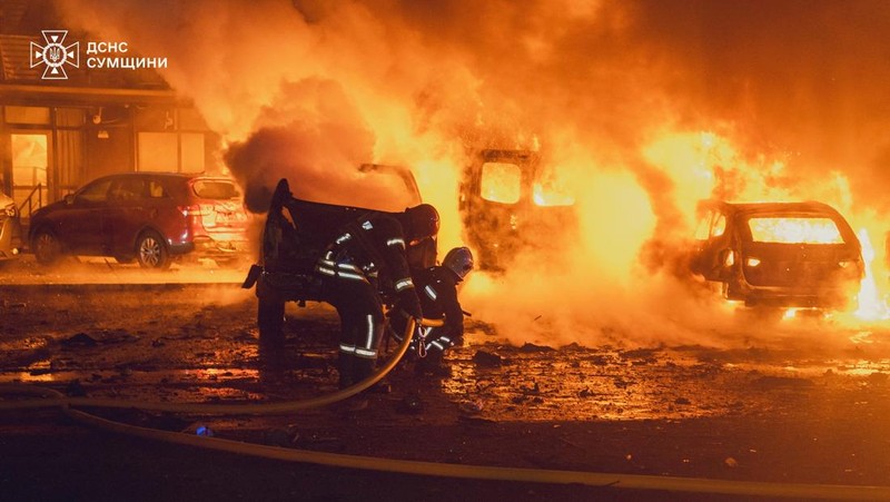 Petugas pemadam kebakaran bekerja di lokasi pemukiman yang terkena serangan pesawat tak berawak Rusia, di tengah serangan Rusia terhadap Ukraina, di Sumy, Ukraina, dalam gambar selebaran yang dirilis pada 10 Februari 2025. (Press service of the State Emergency Service of Ukraine in Sumy region/Handout via REUTERS)
