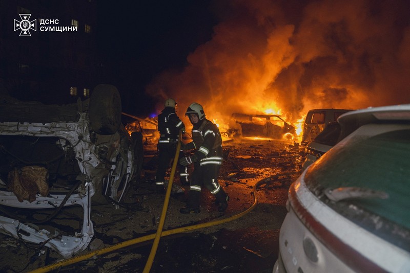 Petugas pemadam kebakaran bekerja di lokasi pemukiman yang terkena serangan pesawat tak berawak Rusia, di tengah serangan Rusia terhadap Ukraina, di Sumy, Ukraina, dalam gambar selebaran yang dirilis pada 10 Februari 2025. Petugas pemadam kebakaran bekerja di lokasi pemukiman yang terkena serangan pesawat tak berawak Rusia, di tengah serangan Rusia terhadap Ukraina, di Sumy, Ukraina, dalam gambar selebaran yang dirilis pada 10 Februari 2025. (Press service of the State Emergency Service of Ukraine in Sumy region/Handout via REUTERS)