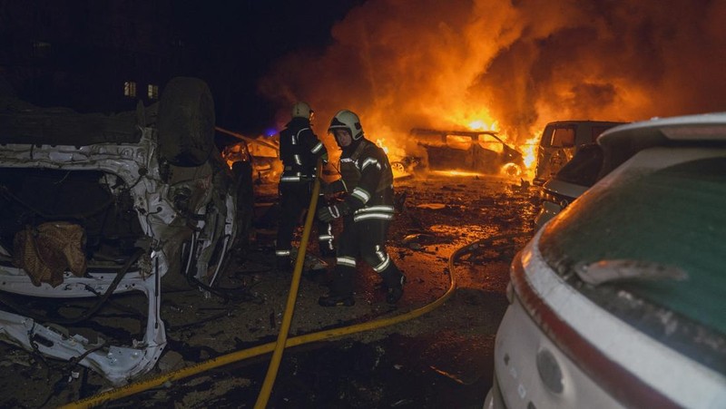 Petugas pemadam kebakaran bekerja di lokasi pemukiman yang terkena serangan pesawat tak berawak Rusia, di tengah serangan Rusia terhadap Ukraina, di Sumy, Ukraina, dalam gambar selebaran yang dirilis pada 10 Februari 2025. (Press service of the State Emergency Service of Ukraine in Sumy region/Handout via REUTERS)