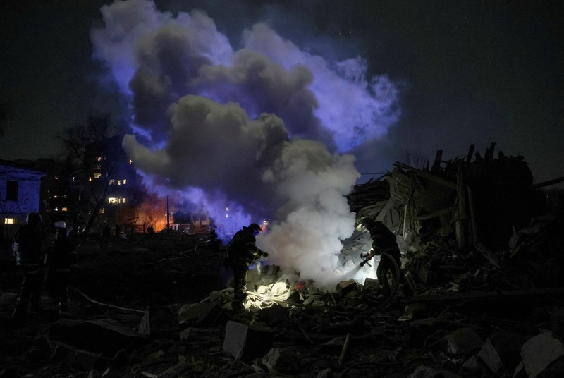 Petugas pemadam kebakaran bekerja di lokasi pemukiman yang terkena serangan pesawat tak berawak Rusia, di tengah serangan Rusia terhadap Ukraina, di Sumy, Ukraina, dalam gambar selebaran yang dirilis pada 10 Februari 2025. (Press service of the State Emergency Service of Ukraine in Sumy region/Handout via REUTERS)