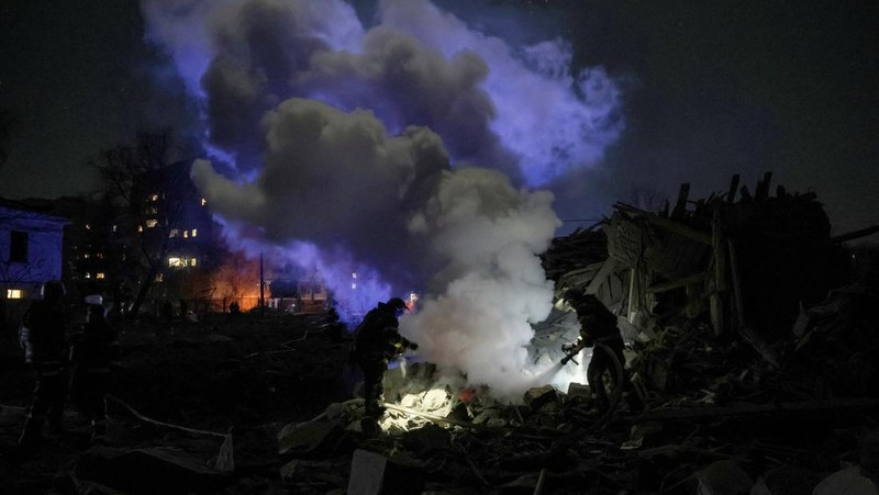 Petugas pemadam kebakaran bekerja di lokasi pemukiman yang terkena serangan pesawat tak berawak Rusia, di tengah serangan Rusia terhadap Ukraina, di Sumy, Ukraina, dalam gambar selebaran yang dirilis pada 10 Februari 2025. (Press service of the State Emergency Service of Ukraine in Sumy region/Handout via REUTERS)