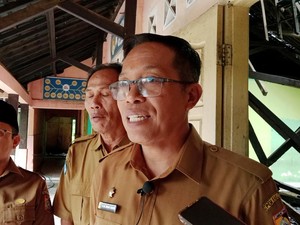 Juaini Cek Sekolah di Lombok Timur yang Atapnya Jebol Akibat Hujan Angin