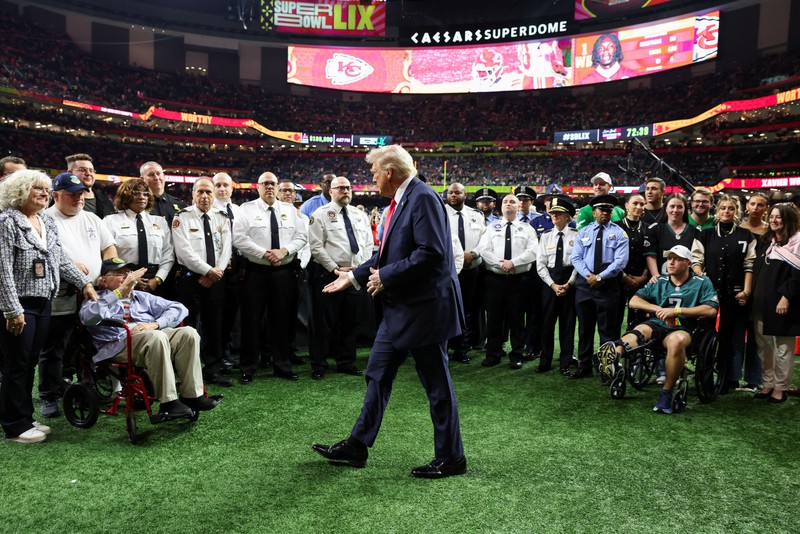 Presiden Amerika Serikat, Donald Trump menghadiri pertandingan Super Bowl. (REUTERS/Kevin Lamarque)