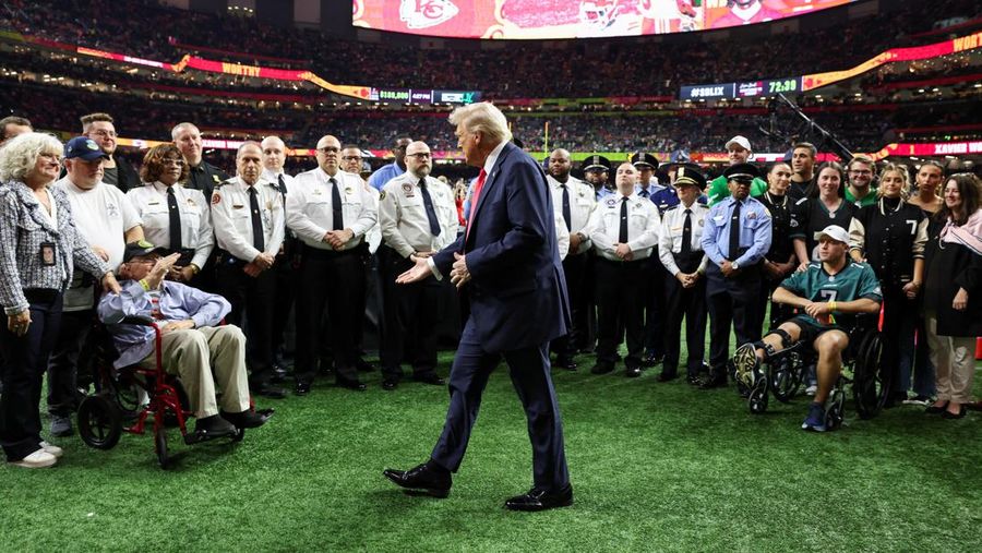 Presiden Amerika Serikat, Donald Trump menghadiri pertandingan Super Bowl. (REUTERS/Kevin Lamarque)