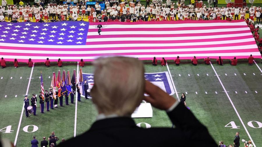 Presiden Amerika Serikat, Donald Trump menghadiri pertandingan Super Bowl. (REUTERS/Kevin Lamarque)