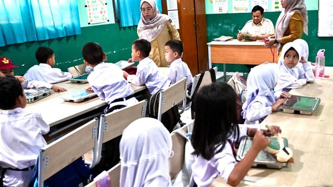 Bos Badan Gizi Buka Suara Menu MBG Ada Ulat dan Bikin Keracunan