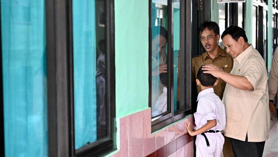 Presiden Prabowo Subianto pada Senin, 10 Februari 2025, mengunjungi SDN Kedung Jaya 1 Bogor, Kota Bogor, Provinsi Jawa Barat, untuk meninjau langsung pelaksanaan program makan bergizi gratis (MBG). (Dok. Biro Pers, Media, dan Informasi Sekretariat Presiden)