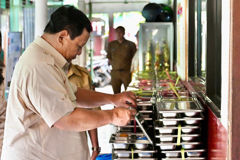 Presiden Prabowo Subianto pada Senin, 10 Februari 2025, mengunjungi SDN Kedung Jaya 1 Bogor, Kota Bogor, Provinsi Jawa Barat, untuk meninjau langsung pelaksanaan program makan bergizi gratis (MBG). (Dok. Biro Pers, Media, dan Informasi Sekretariat Presiden)