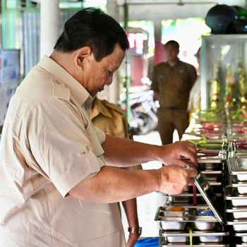 Gaya Prabowo Blusukan Tinjau Program Makan Bergizi Gratis di Bogor