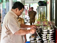 Gaya Prabowo Blusukan Tinjau Program Makan Bergizi Gratis di Bogor