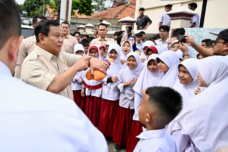 Presiden Prabowo Subianto pada Senin, 10 Februari 2025, mengunjungi SDN Kedung Jaya 1 Bogor, Kota Bogor, Provinsi Jawa Barat, untuk meninjau langsung pelaksanaan program makan bergizi gratis (MBG). (Dok. Biro Pers, Media, dan Informasi Sekretariat Presiden) Presiden Prabowo Subianto pada Senin, 10 Februari 2025, mengunjungi SDN Kedung Jaya 1 Bogor, Kota Bogor, Provinsi Jawa Barat, untuk meninjau langsung pelaksanaan program makan bergizi gratis (MBG). (Dok. Biro Pers, Media, dan Informasi Sekretariat Presiden)