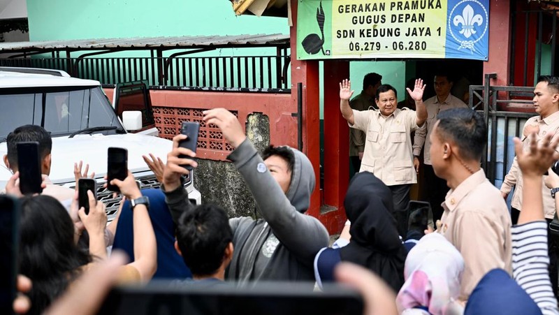 Presiden Prabowo Subianto pada Senin, 10 Februari 2025, mengunjungi SDN Kedung Jaya 1 Bogor, Kota Bogor, Provinsi Jawa Barat, untuk meninjau langsung pelaksanaan program makan bergizi gratis (MBG). (Dok. Biro Pers, Media, dan Informasi Sekretariat Presiden)