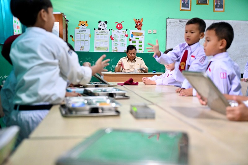 Presiden Prabowo Subianto pada Senin, 10 Februari 2025, mengunjungi SDN Kedung Jaya 1 Bogor, Kota Bogor, Provinsi Jawa Barat, untuk meninjau langsung pelaksanaan program makan bergizi gratis (MBG). (Dok. Biro Pers, Media, dan Informasi Sekretariat Presiden) Presiden Prabowo Subianto pada Senin, 10 Februari 2025, mengunjungi SDN Kedung Jaya 1 Bogor, Kota Bogor, Provinsi Jawa Barat, untuk meninjau langsung pelaksanaan program makan bergizi gratis (MBG). (Dok. Biro Pers, Media, dan Informasi Sekretariat Presiden)