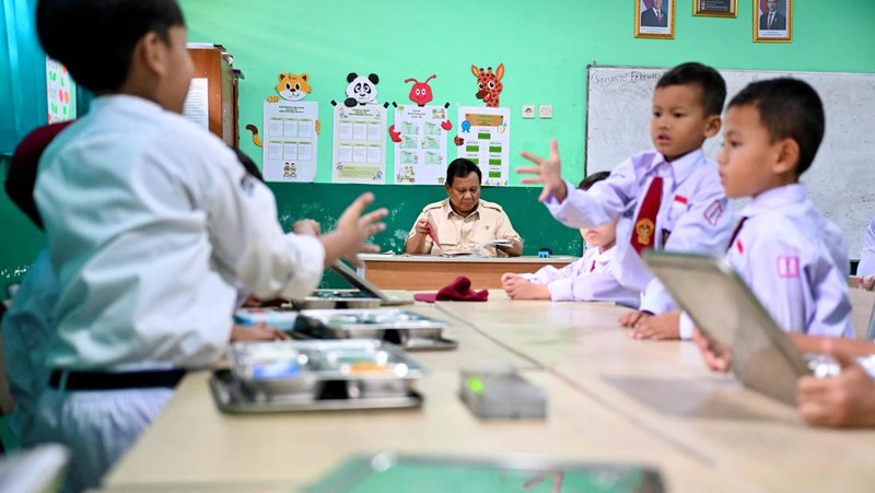 Presiden Prabowo Subianto pada Senin, 10 Februari 2025, mengunjungi SDN Kedung Jaya 1 Bogor, Kota Bogor, Provinsi Jawa Barat, untuk meninjau langsung pelaksanaan program makan bergizi gratis (MBG). (Dok. Biro Pers, Media, dan Informasi Sekretariat Presiden)