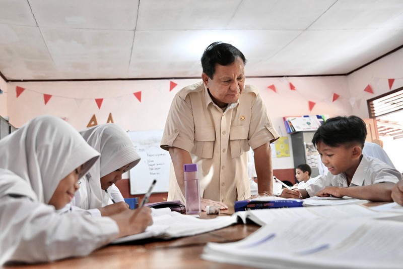 Presiden Prabowo Subianto pada Senin, 10 Februari 2025, mengunjungi SDN Kedung Jaya 1 Bogor, Kota Bogor, Provinsi Jawa Barat, untuk meninjau langsung pelaksanaan program makan bergizi gratis (MBG). (Dok. Biro Pers, Media, dan Informasi Sekretariat Presiden)