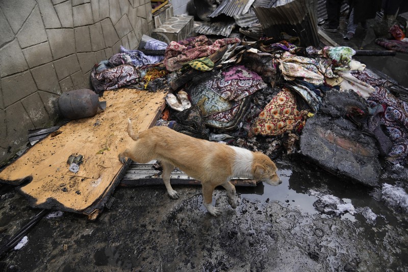 Seorang anak laki-laki Kashmir berjalan di atas puing-puing rumah yang rusak setelah kebakaran di rumah-rumah penduduk di Srinagar, Kashmir yang dikuasai India, Senin, 10 Februari 2025. Seorang anak laki-laki Kashmir berjalan di atas puing-puing rumah yang rusak setelah kebakaran di rumah-rumah penduduk di Srinagar, Kashmir yang dikuasai India, Senin, 10 Februari 2025. (AP Photo/Mukhtar Khan)
