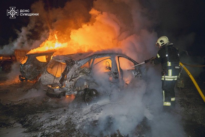 Petugas pemadam kebakaran bekerja di lokasi pemukiman yang terkena serangan pesawat tak berawak Rusia, di tengah serangan Rusia terhadap Ukraina, di Sumy, Ukraina, dalam gambar selebaran yang dirilis pada 10 Februari 2025. Petugas pemadam kebakaran bekerja di lokasi pemukiman yang terkena serangan pesawat tak berawak Rusia, di tengah serangan Rusia terhadap Ukraina, di Sumy, Ukraina, dalam gambar selebaran yang dirilis pada 10 Februari 2025. (Press service of the State Emergency Service of Ukraine in Sumy region/Handout via REUTERS)