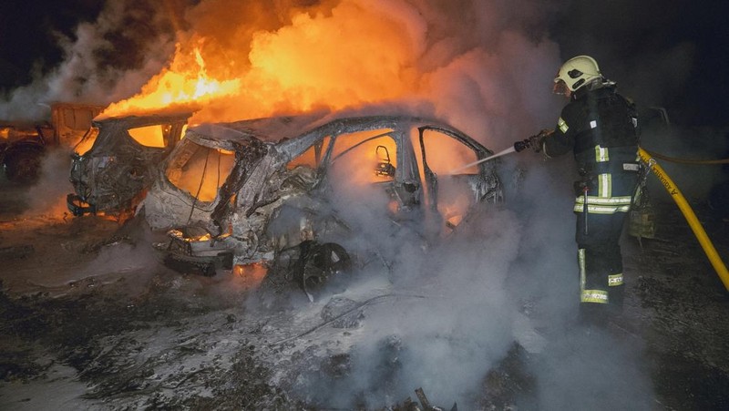 Petugas pemadam kebakaran bekerja di lokasi pemukiman yang terkena serangan pesawat tak berawak Rusia, di tengah serangan Rusia terhadap Ukraina, di Sumy, Ukraina, dalam gambar selebaran yang dirilis pada 10 Februari 2025. (Press service of the State Emergency Service of Ukraine in Sumy region/Handout via REUTERS)