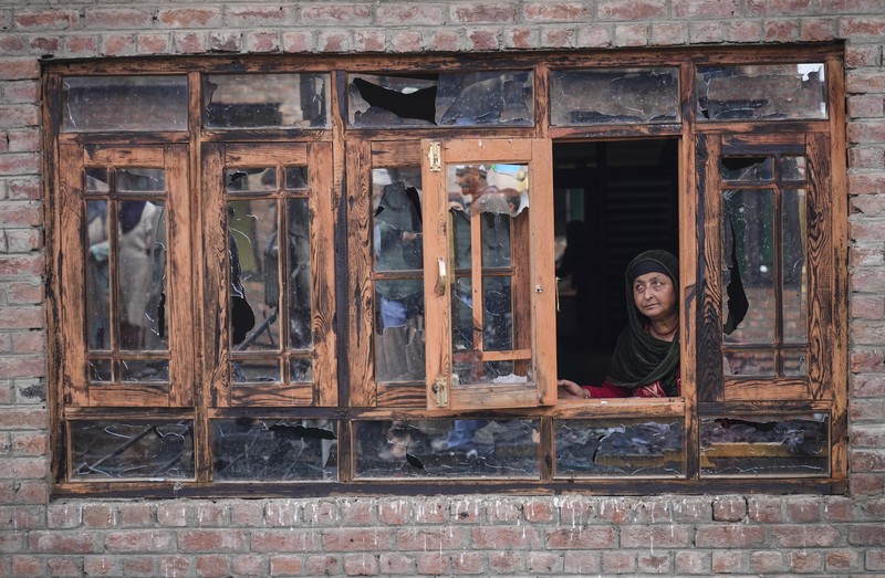 Seorang anak laki-laki Kashmir berjalan di atas puing-puing rumah yang rusak setelah kebakaran di rumah-rumah penduduk di Srinagar, Kashmir yang dikuasai India, Senin, 10 Februari 2025. Seorang anak laki-laki Kashmir berjalan di atas puing-puing rumah yang rusak setelah kebakaran di rumah-rumah penduduk di Srinagar, Kashmir yang dikuasai India, Senin, 10 Februari 2025. (AP Photo/Mukhtar Khan)