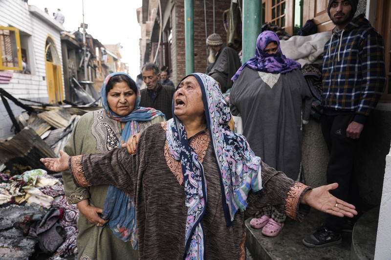 Seorang anak laki-laki Kashmir berjalan di atas puing-puing rumah yang rusak setelah kebakaran di rumah-rumah penduduk di Srinagar, Kashmir yang dikuasai India, Senin, 10 Februari 2025. Seorang anak laki-laki Kashmir berjalan di atas puing-puing rumah yang rusak setelah kebakaran di rumah-rumah penduduk di Srinagar, Kashmir yang dikuasai India, Senin, 10 Februari 2025. (AP Photo/Mukhtar Khan)
