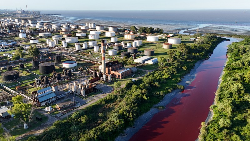 Warga Kota Avellaneda, pinggiran Buenos Aires, Argentina, dikejutkan oleh perubahan drastis Sungai Sarandi yang tiba-tiba berwarna merah darah dan mengeluarkan bau menyengat pada Kamis (6/2/2025). (REUTERS/Agustin Marcarian) Warga Kota Avellaneda, pinggiran Buenos Aires, Argentina, dikejutkan oleh perubahan drastis Sungai Sarandi yang tiba-tiba berwarna merah darah dan mengeluarkan bau menyengat pada Kamis (6/2/2025). (REUTERS/Agustin Marcarian)