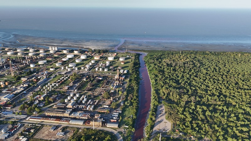 Warga Kota Avellaneda, pinggiran Buenos Aires, Argentina, dikejutkan oleh perubahan drastis Sungai Sarandi yang tiba-tiba berwarna merah darah dan mengeluarkan bau menyengat pada Kamis (6/2/2025). (REUTERS/Agustin Marcarian) Warga Kota Avellaneda, pinggiran Buenos Aires, Argentina, dikejutkan oleh perubahan drastis Sungai Sarandi yang tiba-tiba berwarna merah darah dan mengeluarkan bau menyengat pada Kamis (6/2/2025). (REUTERS/Agustin Marcarian)