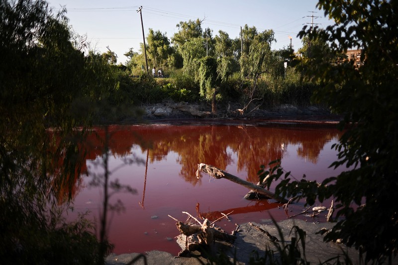 Warga Kota Avellaneda, pinggiran Buenos Aires, Argentina, dikejutkan oleh perubahan drastis Sungai Sarandi yang tiba-tiba berwarna merah darah dan mengeluarkan bau menyengat pada Kamis (6/2/2025). (REUTERS/Agustin Marcarian) Warga Kota Avellaneda, pinggiran Buenos Aires, Argentina, dikejutkan oleh perubahan drastis Sungai Sarandi yang tiba-tiba berwarna merah darah dan mengeluarkan bau menyengat pada Kamis (6/2/2025). (REUTERS/Agustin Marcarian)