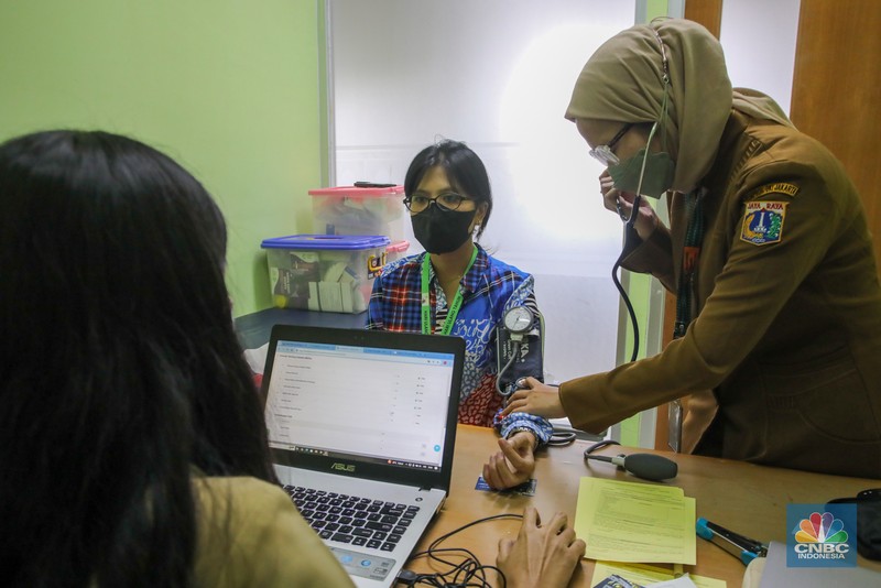 Warga yang berulang tahun melakukan Cek Kesehatan Gratis (CKG) di Puskesmas Kecamatan Gambir, Jakarta, Senin (10/2/2025). (CNBC Indonesia/Faisal Rahman) Warga yang berulang tahun melakukan Cek Kesehatan Gratis (CKG) di Puskesmas Kecamatan Gambir, Jakarta, Senin (10/2/2025). (CNBC Indonesia/Faisal Rahman)