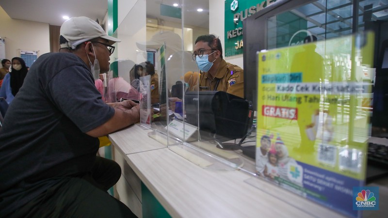 Warga yang berulang tahun melakukan Cek Kesehatan Gratis (CKG) di Puskesmas Kecamatan Gambir, Jakarta, Senin (10/2/2025). (CNBC Indonesia/Faisal Rahman) Warga yang berulang tahun melakukan Cek Kesehatan Gratis (CKG) di Puskesmas Kecamatan Gambir, Jakarta, Senin (10/2/2025). (CNBC Indonesia/Faisal Rahman)