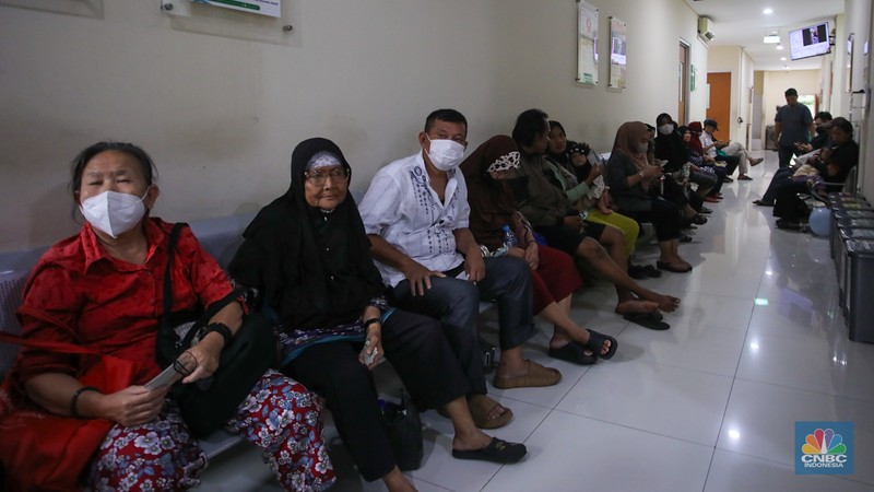 Warga yang berulang tahun melakukan Cek Kesehatan Gratis (CKG) di Puskesmas Kecamatan Gambir, Jakarta, Senin (10/2/2025). (CNBC Indonesia/Faisal Rahman) Warga yang berulang tahun melakukan Cek Kesehatan Gratis (CKG) di Puskesmas Kecamatan Gambir, Jakarta, Senin (10/2/2025). (CNBC Indonesia/Faisal Rahman)
