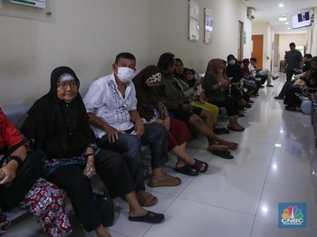 Warga yang berulang tahun melakukan Cek Kesehatan Gratis (CKG) di Puskesmas Kecamatan Gambir, Jakarta, Senin (10/2/2025). (CNBC Indonesia/Faisal Rahman)