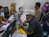 Warga yang berulang tahun melakukan Cek Kesehatan Gratis (CKG) di Puskesmas Kecamatan Gambir, Jakarta, Senin (10/2/2025). (CNBC Indonesia/Faisal Rahman)